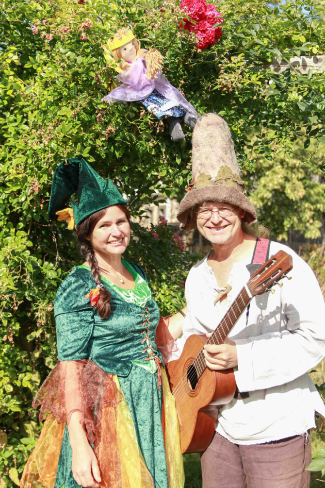 Das Duo „Leichtfuß und Liederliesel“ laden beim Märchenfest zum Mitsingen und Mitmachen auf der Festungsbühne ein. Foto: Robert Beyer