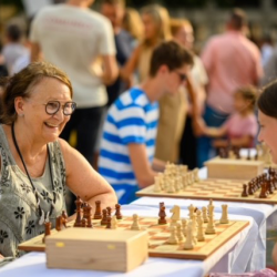 Faszination auf 64 Feldern: Schach für jedermann auf dem Neumarkt. Foto: PR/Palaissommer