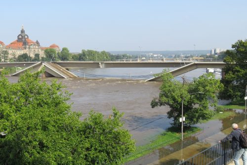 Der teilweise Einsturz der Carolabrücke stellt die Stadt vor eine große Herausforderung. Vor allem muss der Verkehr neu geregelt werden, der bisher über diese wichtige Verkehrsader floss. Foto: Pohl