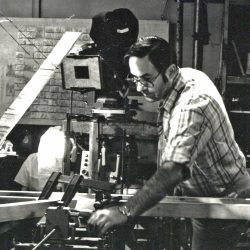 Günter Rätz bei der Arbeit an dem Film „Die Spur führt zum Silbersee“. Foto: DIAF/Rudolf Uebe