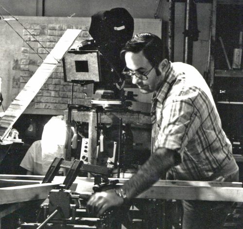 Günter Rätz bei der Arbeit an dem Film „Die Spur führt zum Silbersee“. Foto: DIAF/Rudolf Uebe