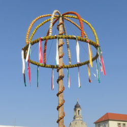 Willkommen zum Herbstmarkt: Unter der Erntekrone herrscht bis 6. Oktober lebhaftes Markttreiben. Foto: Pohl