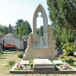 Das neu gestaltete Denkmal auf dem Trinitatisfriedhof zu Ehren von Caspar David Friedrich. Foto: Lammel